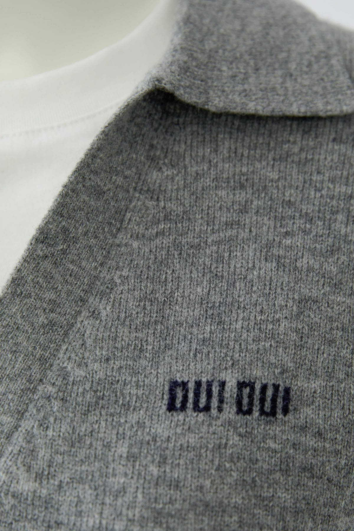 Сив пуловер с поло яка и контрастен детайл - Oui — 0098990-9447 — снимка 5